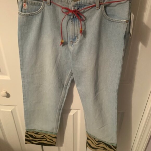 NWT- Guess Jeans/Women's! - Picture 1 of 6